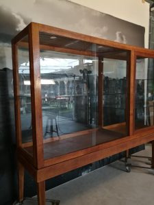 museumkast vitrinekast retro industrieel