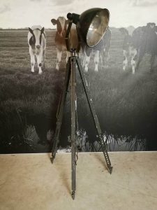 Emaille lamp op driepoot/ tripod/ statief